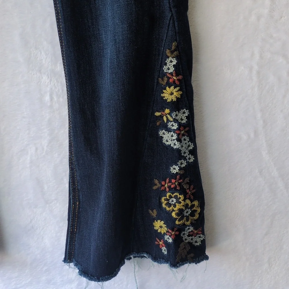 Ashley Mason Junior's Floral Embroidered‎ Cropped Jeans Size 9